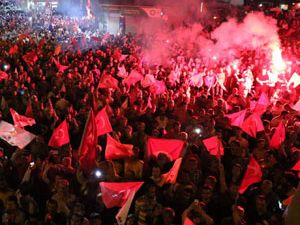 Rizeliler Darbe Girişimine Tepki Gösterdi Sokağa Döküldü