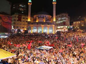 Rizeliler Cumhuriyet Meydanında Nöbet Tutuyor