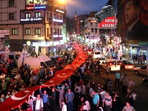 Rize Caddelerinde Bayrak Yürüyüşü Gerçekleşti