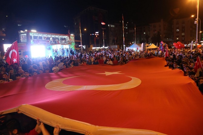 Rizeliler Meydanı Terketmiyor 10