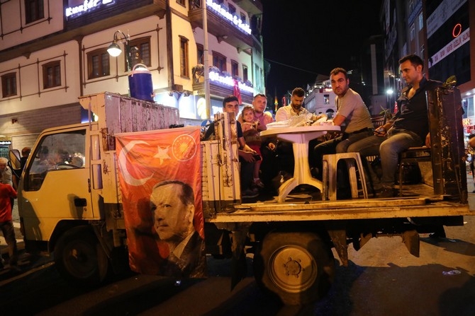 Rizeliler Meydanı Terketmiyor 20