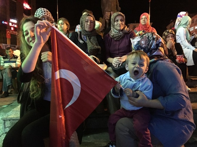 Rizeliler Meydanı Terketmiyor 26