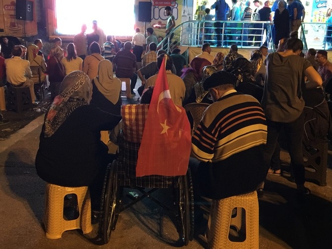 Rizeliler Meydanı Terketmiyor 33