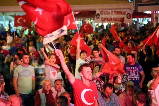 Rizeliler Meydanı Terketmiyor 34