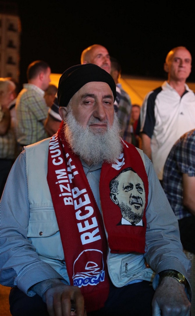 Rizeliler Meydanı Terketmiyor 35