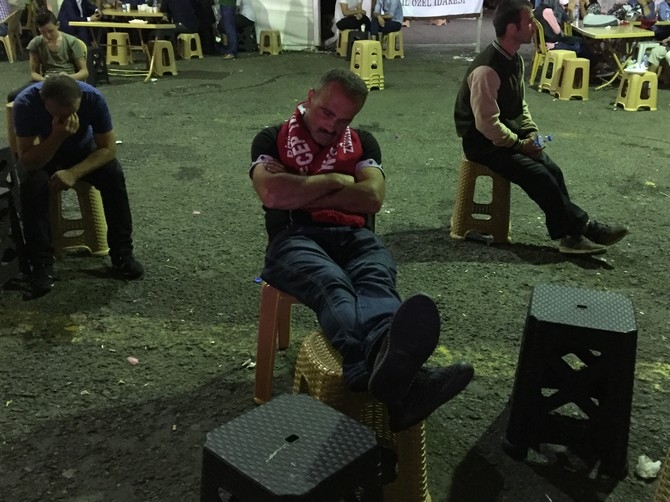 Rizeliler Meydanı Terketmiyor 38