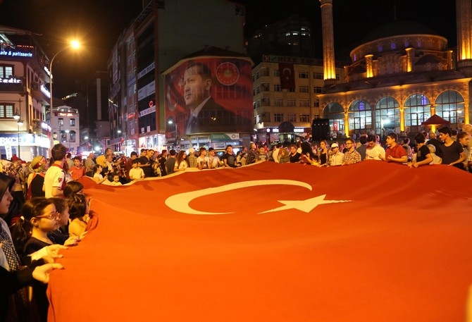 Rizeliler Meydanı Terketmiyor 4