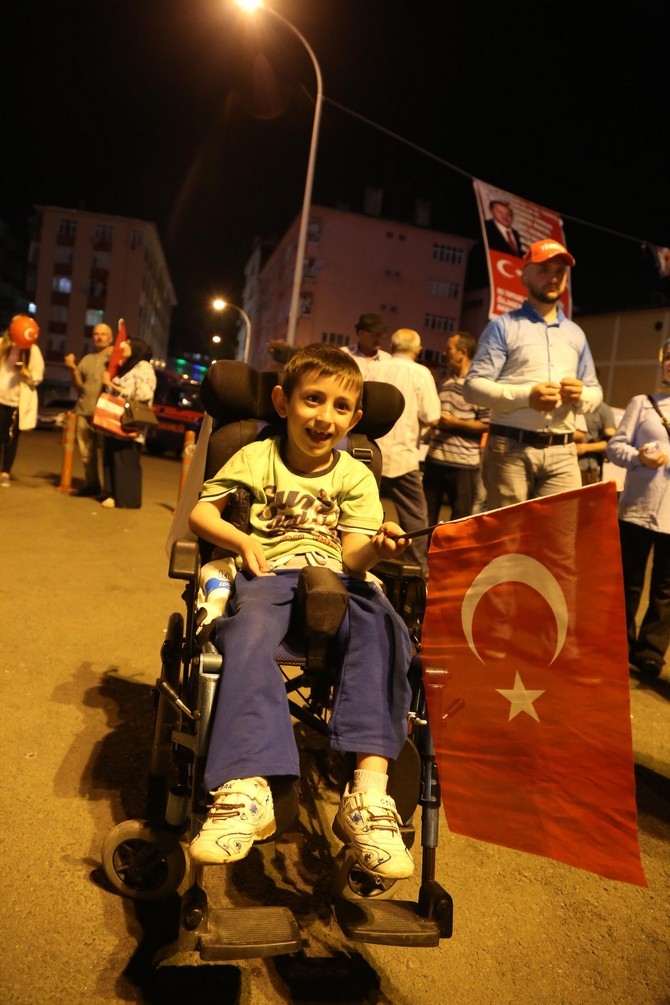 Rizeliler Meydanı Terketmiyor 5