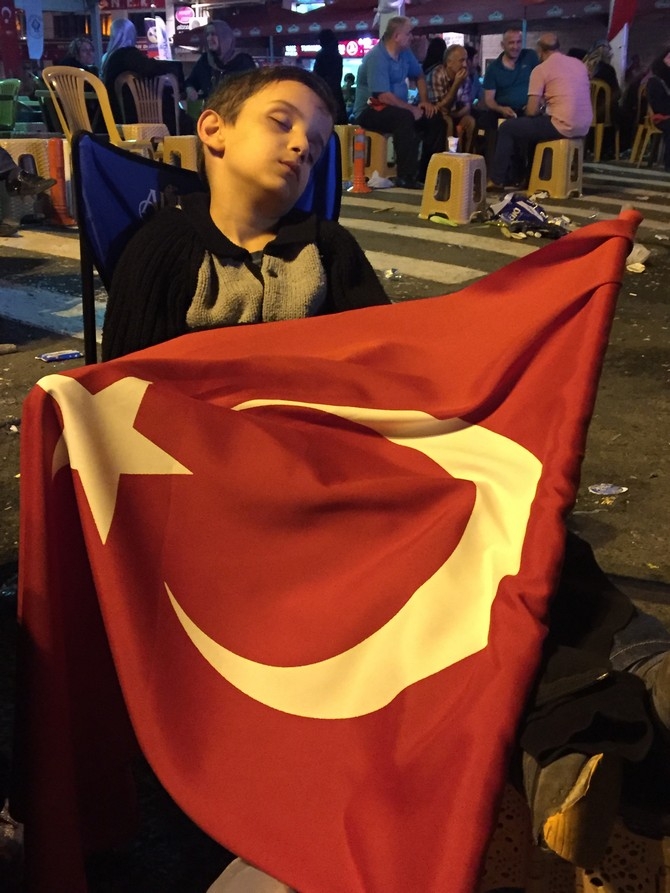 Rizeliler Meydanı Terketmiyor 50