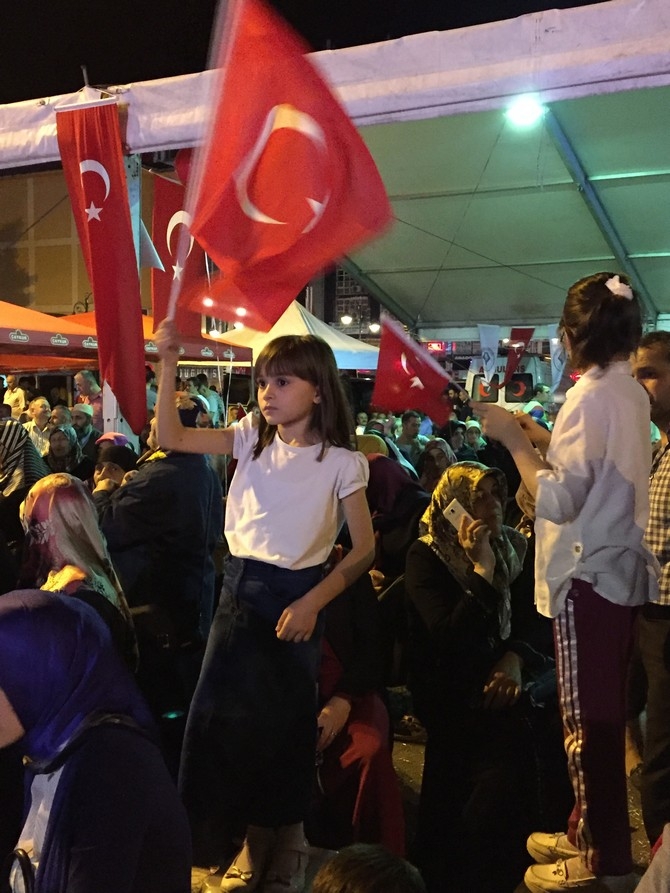 Rizeliler Meydanı Terketmiyor 52