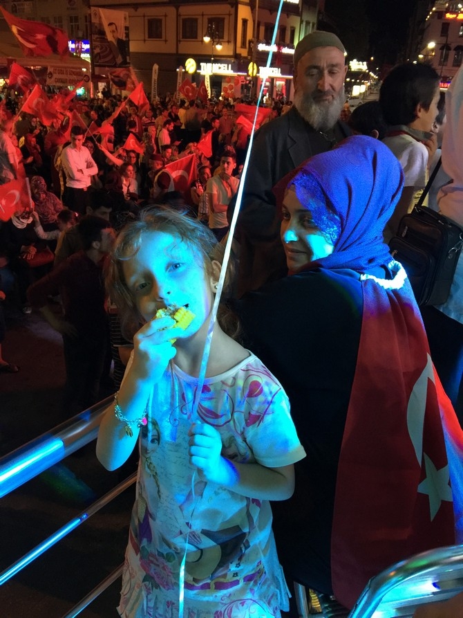 Rizeliler Meydanı Terketmiyor 58