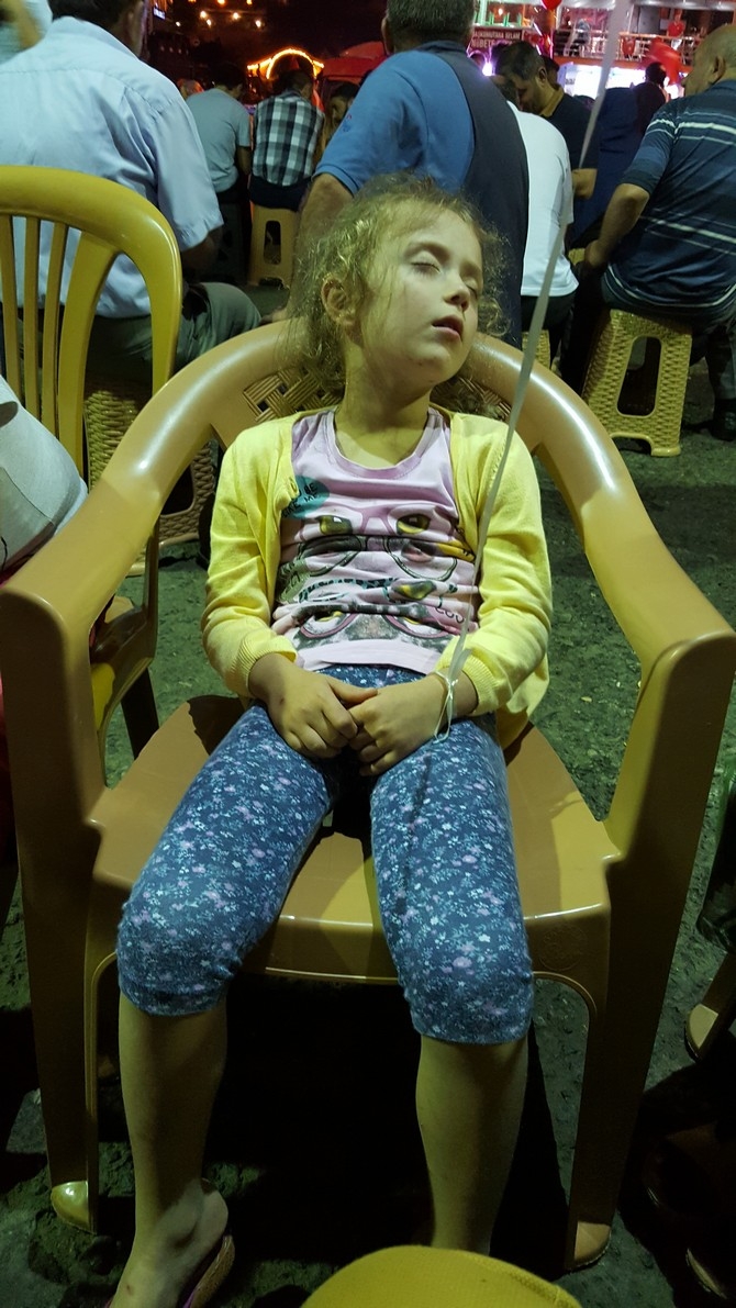 Rizeliler Meydanı Terketmiyor 60