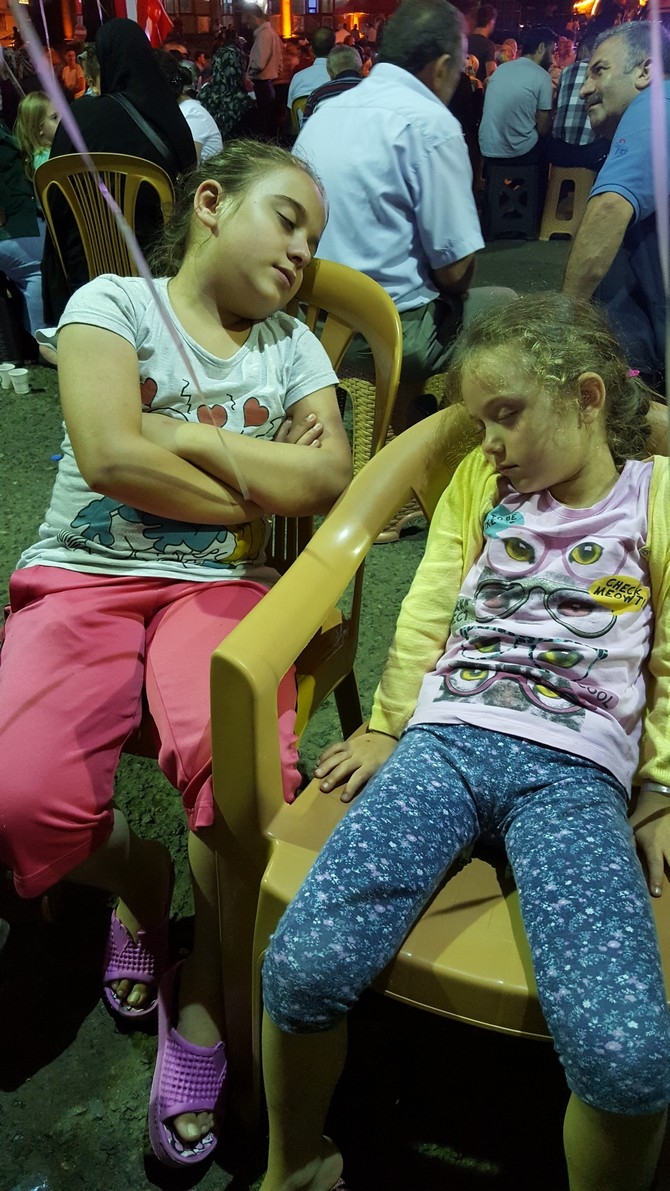 Rizeliler Meydanı Terketmiyor 61