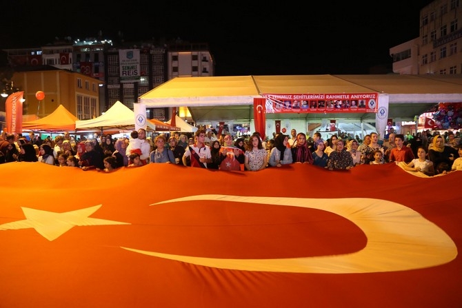 Rizeliler Meydanı Terketmiyor 8