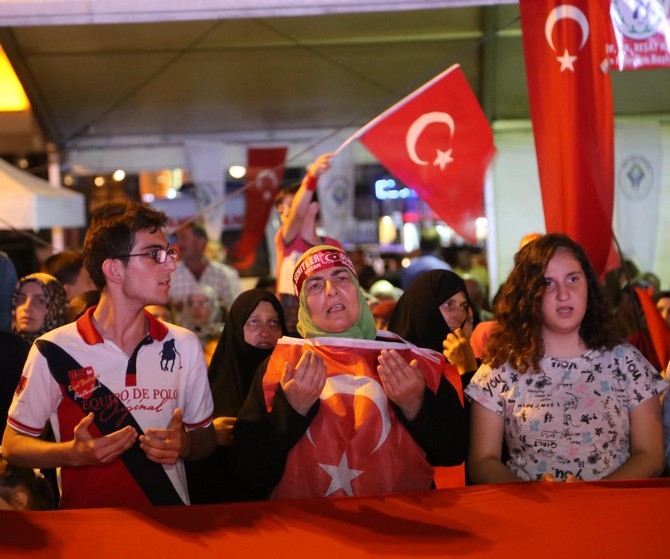 Rizeliler Meydanı Terketmiyor 9