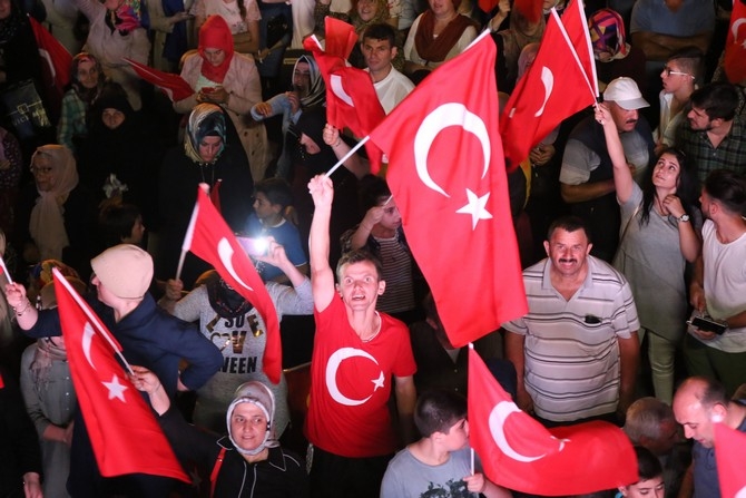 Bahadıroğlu Rize'de "Demokrasi Nöbeti"ne katıldı 10