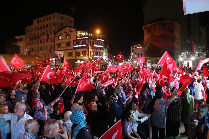 Bahadıroğlu Rize'de "Demokrasi Nöbeti"ne katıldı 12