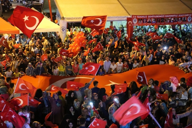 Bahadıroğlu Rize'de "Demokrasi Nöbeti"ne katıldı 14