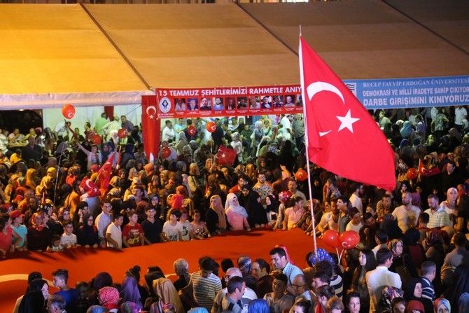 Bahadıroğlu Rize'de "Demokrasi Nöbeti"ne katıldı 4