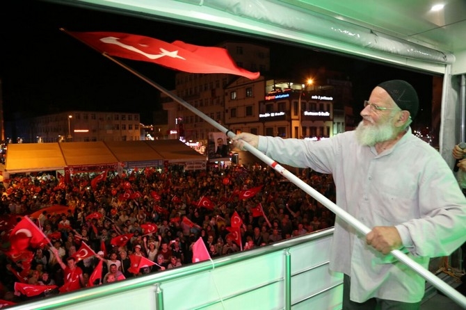 Bahadıroğlu Rize'de "Demokrasi Nöbeti"ne katıldı 6