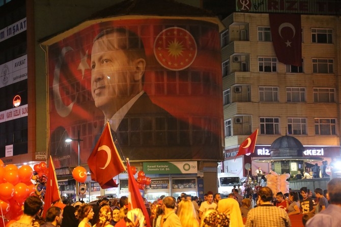 Bahadıroğlu Rize'de "Demokrasi Nöbeti"ne katıldı 8