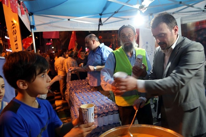 Memur Sen Başkanı Ali Yalçın Rize'de Demokrasi Nöbetinde 18