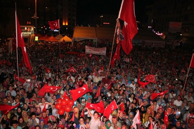 Sanatçılar ve Milletvekilleri Rize'de Demokrasi Nöbetinde 10