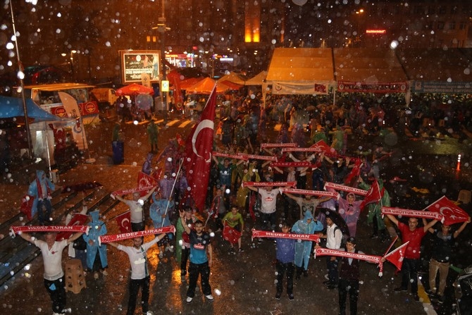 Rize'de Yağmurun Demokrasi Nöbetçileri 33