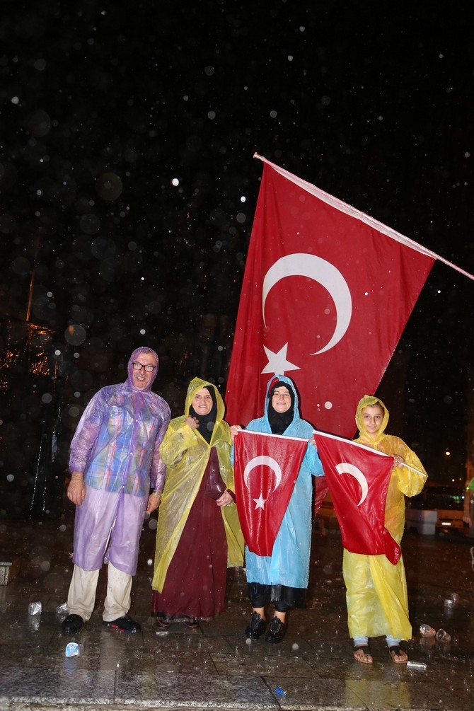 Rize'de Yağmurun Demokrasi Nöbetçileri 38