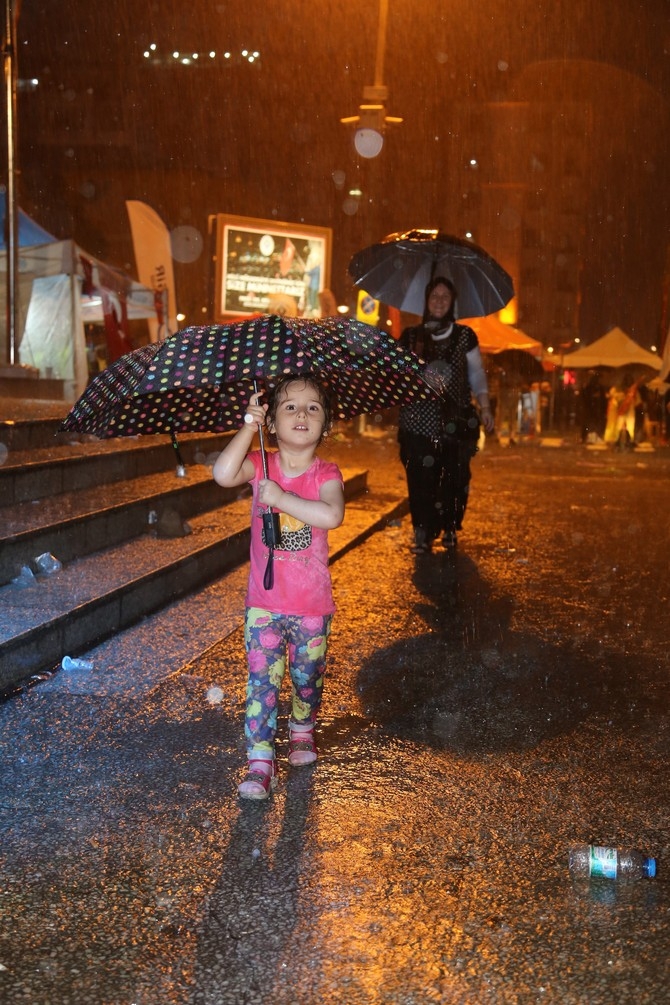 Rize'de Yağmurun Demokrasi Nöbetçileri 65