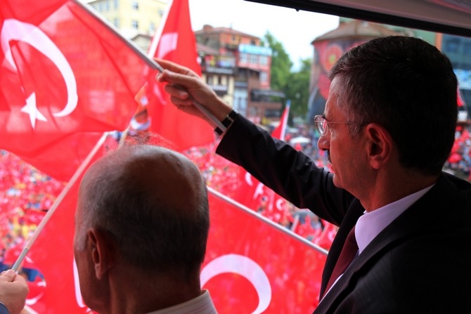 Rize’de Yağmura Rağmen Demokrasi Mitingine Yoğun Katılım 14