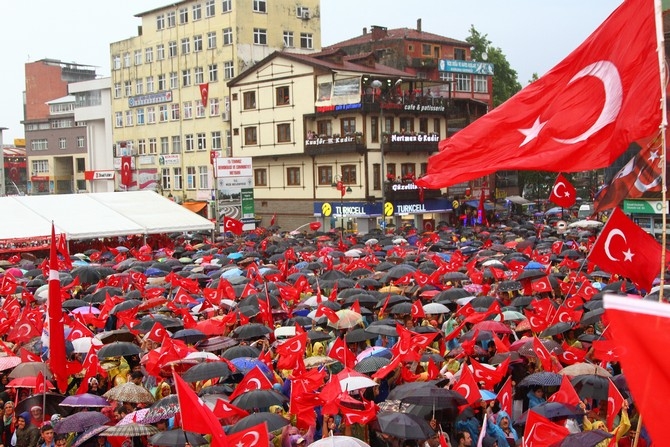 Rize’de Yağmura Rağmen Demokrasi Mitingine Yoğun Katılım 40