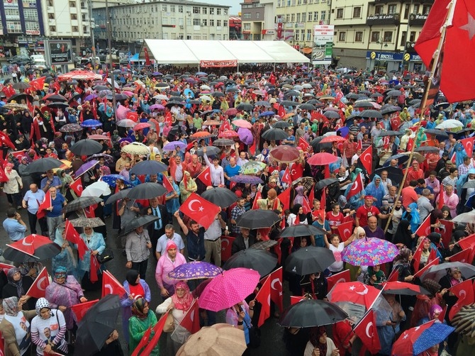 Rize’de Yağmura Rağmen Demokrasi Mitingine Yoğun Katılım 46