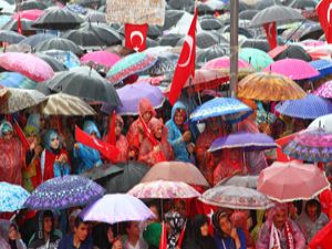 Rize’de Yağmura Rağmen Demokrasi Mitingine Yoğun Katılım