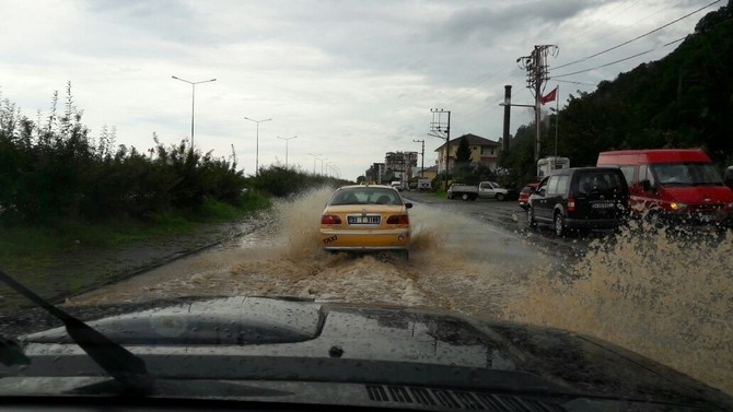 Rize'de Şiddetli Yağış 3 İlçeyi Felç Etti ! 15