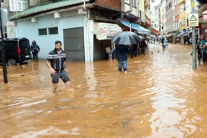 Rize'de Şiddetli Yağış 3 İlçeyi Felç Etti ! 2