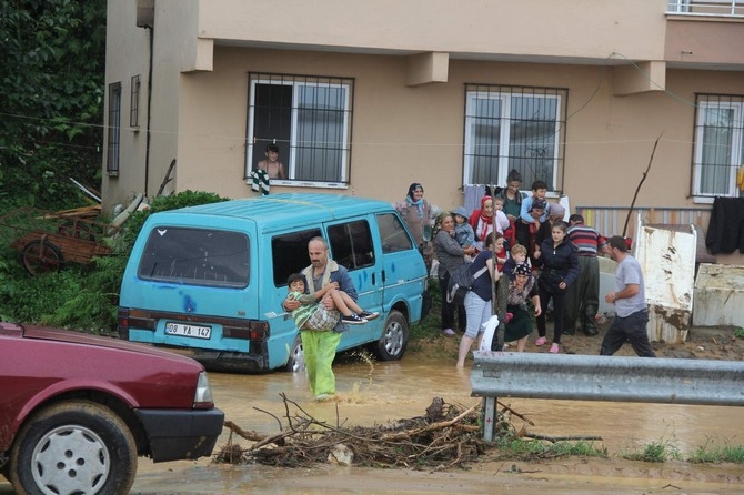 Rize'de Şiddetli Yağış 3 İlçeyi Felç Etti ! 25