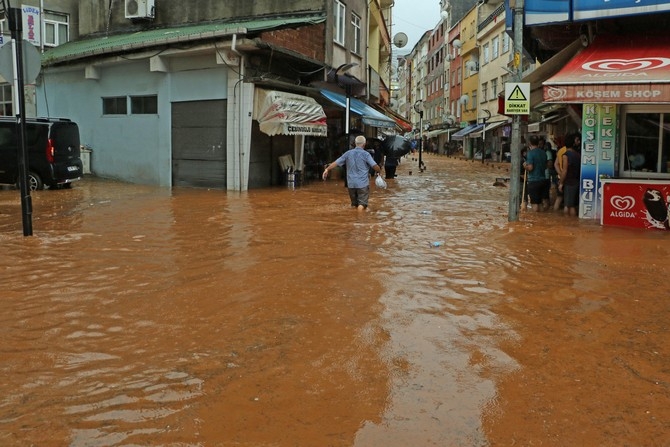Rize'de Şiddetli Yağış 3 İlçeyi Felç Etti ! 28