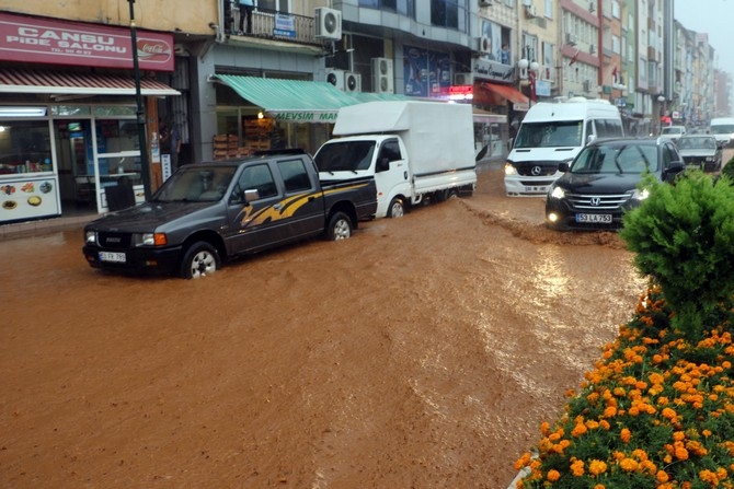 Rize'de Şiddetli Yağış 3 İlçeyi Felç Etti ! 30