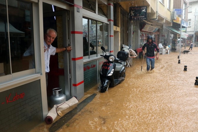 Rize'de Şiddetli Yağış 3 İlçeyi Felç Etti ! 31