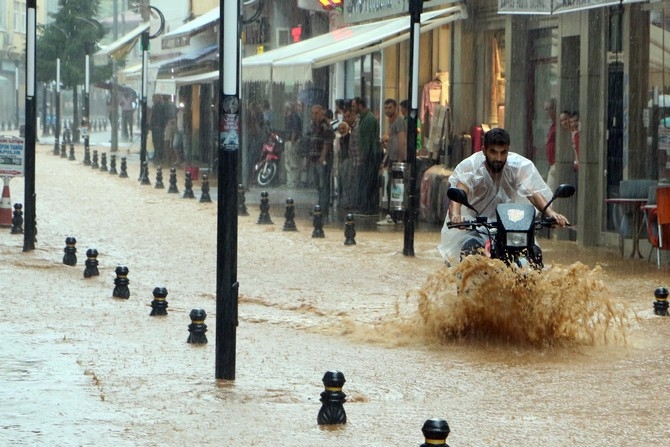 Rize'de Şiddetli Yağış 3 İlçeyi Felç Etti ! 35