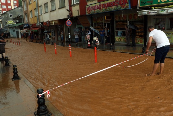 Rize'de Şiddetli Yağış 3 İlçeyi Felç Etti ! 36