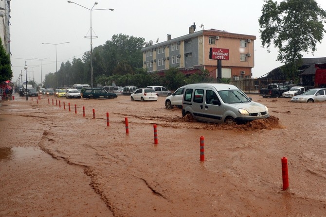 Rize'de Şiddetli Yağış 3 İlçeyi Felç Etti ! 37