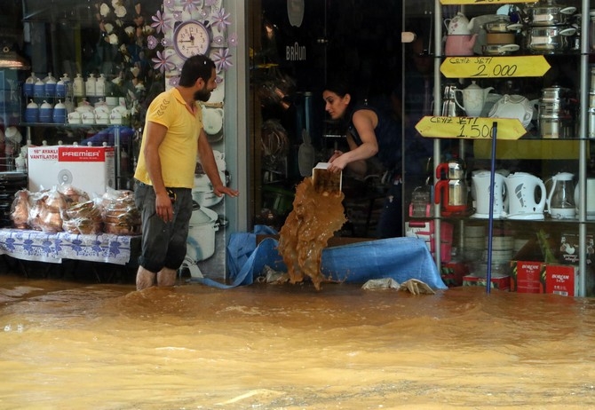 Rize'de Şiddetli Yağış 3 İlçeyi Felç Etti ! 38