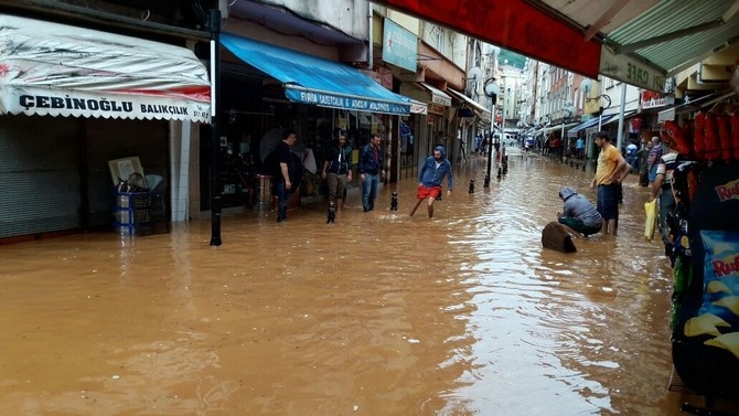 Rize'de Şiddetli Yağış 3 İlçeyi Felç Etti ! 4