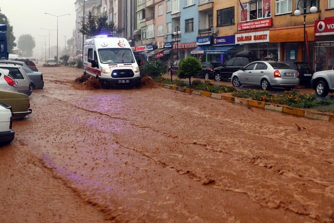 Rize'de Şiddetli Yağış 3 İlçeyi Felç Etti ! 41