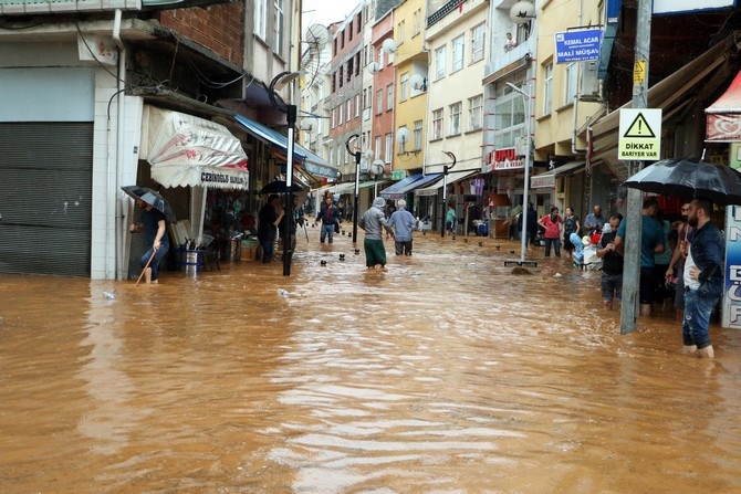 Rize'de Şiddetli Yağış 3 İlçeyi Felç Etti ! 44