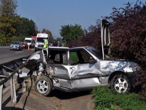 2 Otomobil Çarpıştı İkisi de Refüje Savruldu 4 Yaralı