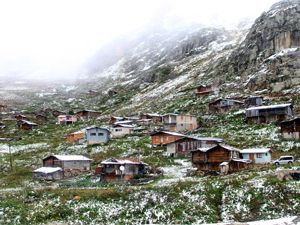 Yaylalar, sonbaharı ve kışı aynı anda yaşatıyor
