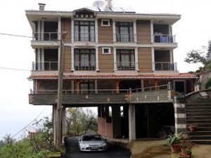 Rizeli 3 Katlı Binayı Yolun Üzerine Yaptı